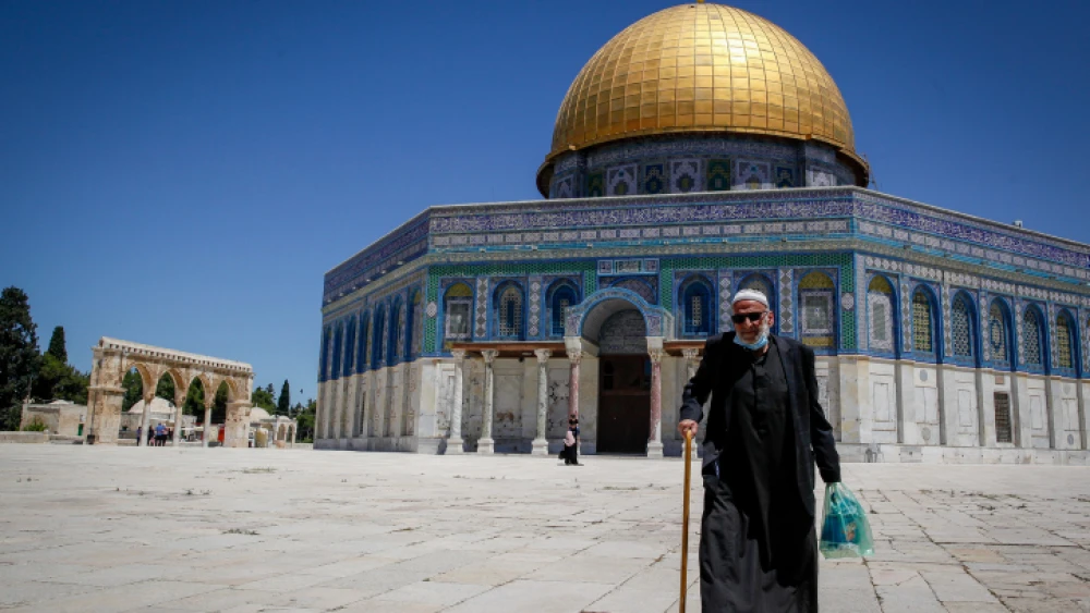 Muslim worshippers visit the Temple Mount, also known as Haram as-Sharif, in Jerusalem's Old City, after it was reopened to the public, May 31, 2020. Photo by Sliman Khader/Flash90.