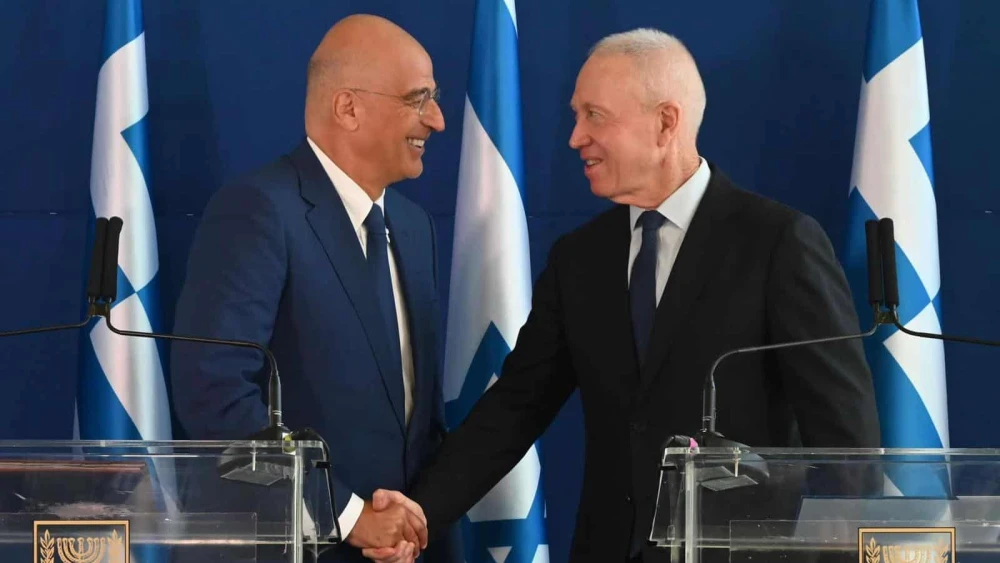 Israeli Minister of Defense Yoav Gallant (right) greets his Greek counterpart, Minister of National Defense Nikos Dendias. Photo by Ariel Hermoni/IMoD.