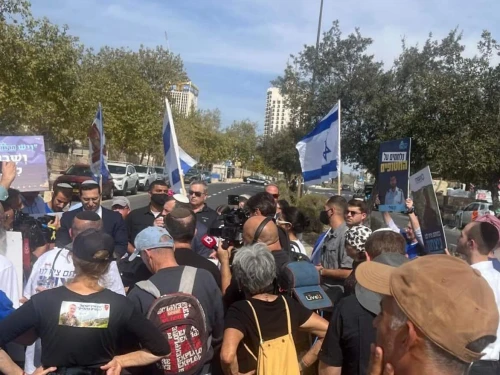 Protesters calling for the resumption of war and the defeat of Hamas in front of the Prime Minister's Office in Jerusalem, Nov. 2, 2025. Credit: Tikvah Forum.