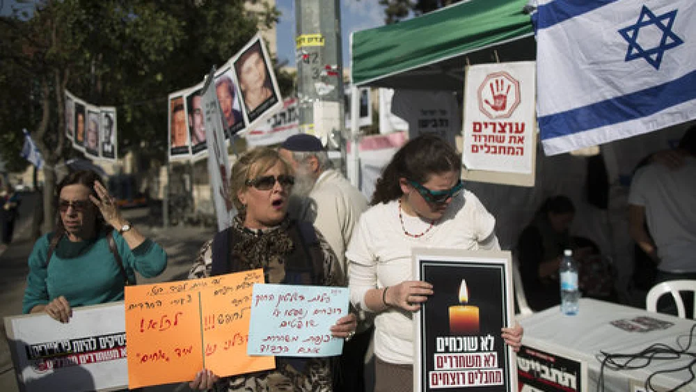 A protest against Israel negotiating the release of Palestinian terrorist prisoners in front of the prime minister’s residence in Jerusalem, April 1, 2014. Credit: Yonatan Sindel/Flash90.