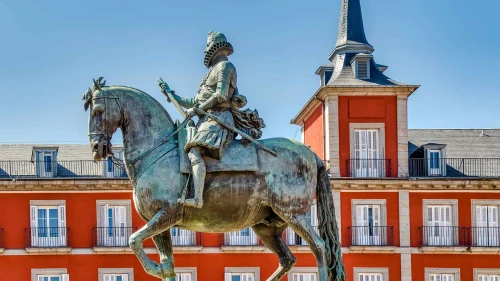 A statue in front of Plaza Mayor, the principal public square in Madrid, Spain. Credit: NextVoyage/Pixabay.