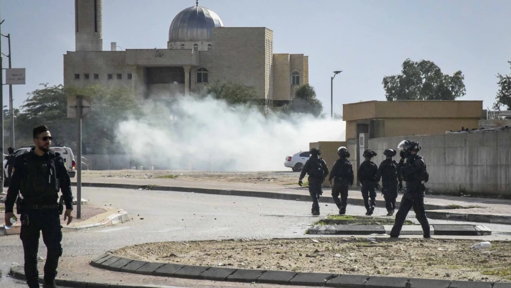 Police raid the Bedouin town of Tarabin al-Sana, in southern Israel, Dec. 28, 2025. Photo by Dudu Greenspan/Flash90.