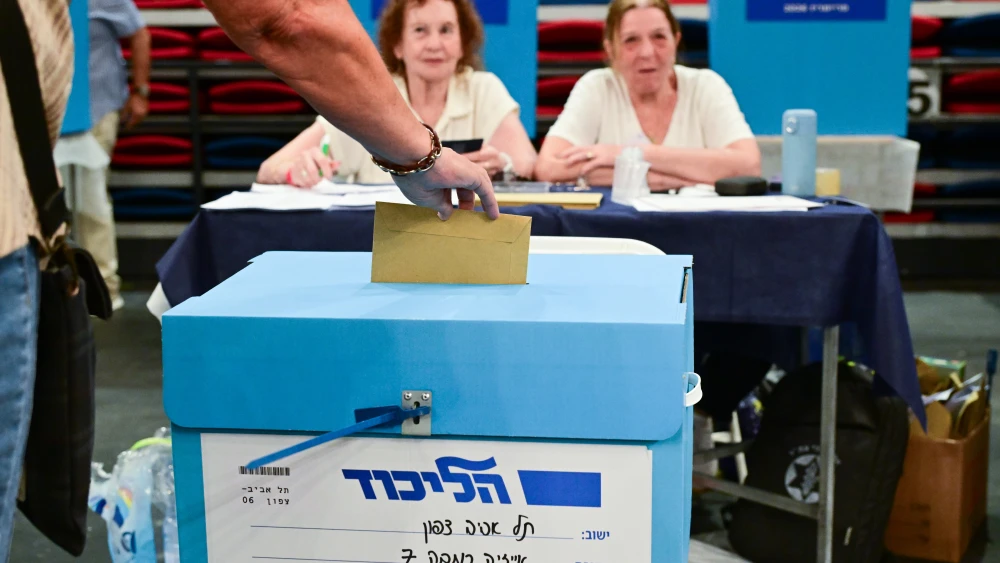 Likud Party members vote in the primary, in Tel Aviv, Aug. 17, 2026. Photo by Avshalom Sassoni/Flash90.
