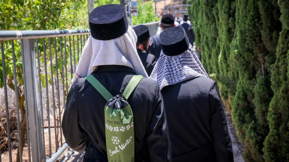 Ultra orthodox Jews cover their heads with a towel during a hot summer day, in Northern Israel. July 29, 2026. Photo by David Cohen/FLASH90.
