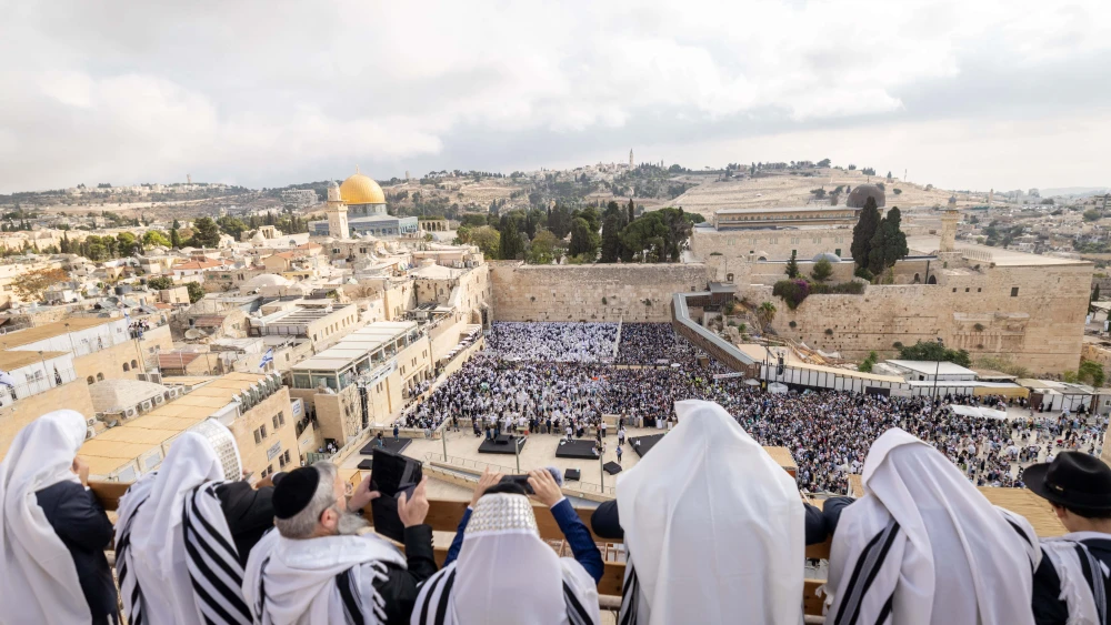Jewish worshippers pray at the Western Wall, Judaism's holiest prayer site, in Jerusalem's Old City, during the Cohen Benediction priestly blessing at the Jewish holiday of Sukkot, October 09, 2025. Photo by Chaim Goldberg/Flash90 *** Local Caption *** כתל דת כהנים יהדות טלית טליתות רחבת הכותל המערבי ברכת כוהנים חג סוכות