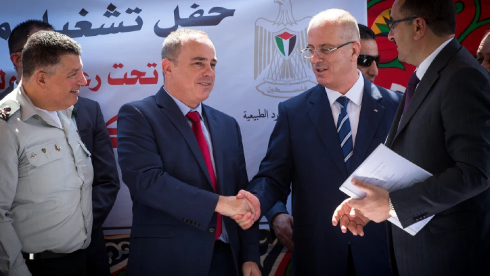 Israeli Energy Minister Yuval Steinitz and P.A. Prime Minister Rami Hamdallah celebrate the opening of a first completely Palestinian-owned and -managed electricity substation, outside of Jenin in norther Samaria, July 10, 2017. Photo by Miriam Alster/Flash90.
