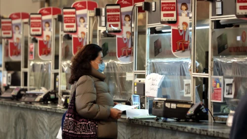 A woman at the Central Post Office Building in Jerusalem on March 18, 2020. Photo by Yossi Zamir/Flash90.