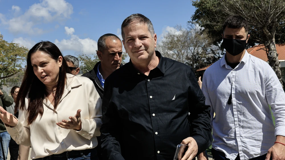 Israeli Education Minister Yoav Kisch visits an elementary school in the Hof Ashkelon Regional Council, on March 16, 2026. Photo by Tsafrir Abayov/Flash90.