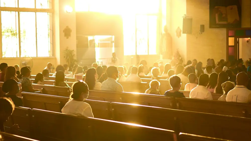 People sitting in a congregation during a religious service. Credit: Maiko Valentino Báez Brito/Pexels.