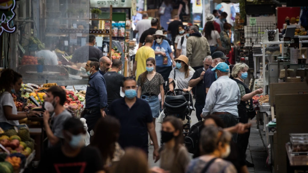 People shop for food at the Machane Yehuda Market in Jerusalem on June 17, 2020. Photo by Yonatan Sindel/Flash90.
