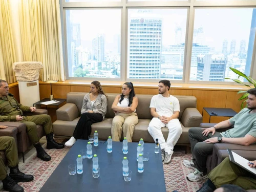 Israel Defense Forces chief Lt. Gen. Eyal Zamir meeting with, from left, former Hamas hostages Romi Gonen, Liri Albag, Omer Shem Tov and Sasha Trufanov, May 9, 2025. Credit: IDF.