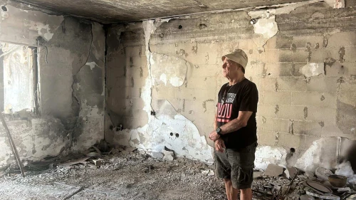 Gadi Moses stands amid the ruins of a house in Kibbutz Nir Oz, Aug. 26, 2025. Photo by Amelie Botbol.