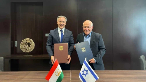 Israeli Tourism Minister Haim Katz (right) and Tajikistani Committee for Tourism Development Chairman Jumakhonzoda Jamshed Jurakhon after signing the accord in Dushanbe, Sept. 18, 2025. Credit: Israeli Ministry of Tourism.