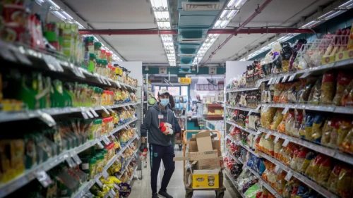 A supermarket in Jerusalem on April 2, 2020. Photo by Yonatan Sindel/Flash90.