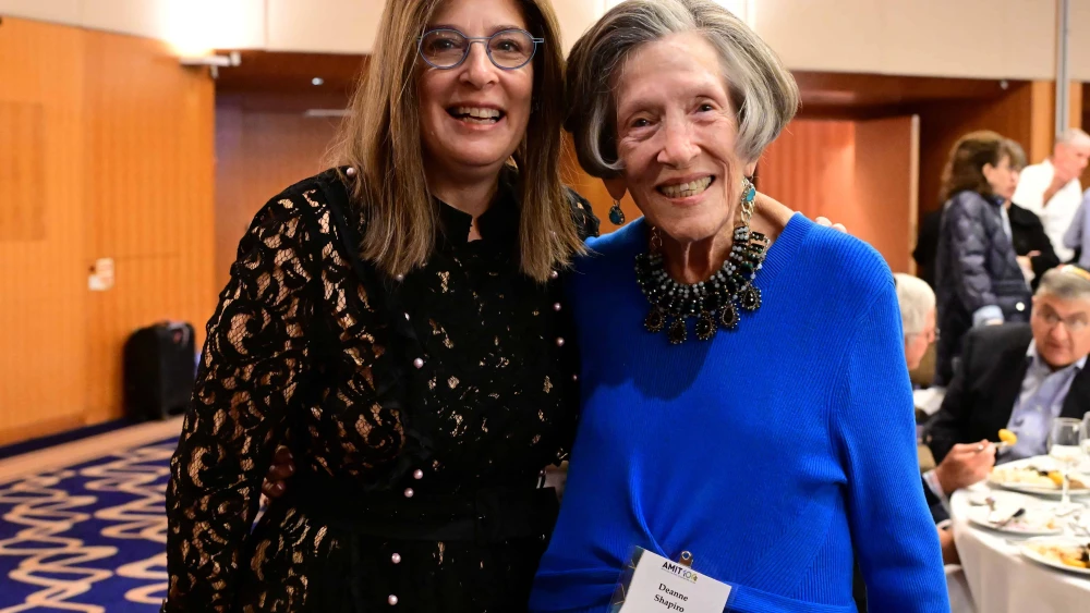 Honoree Yaffi Shmidman with event co-chair Deanne Shapiro. Credit: Courtesy.