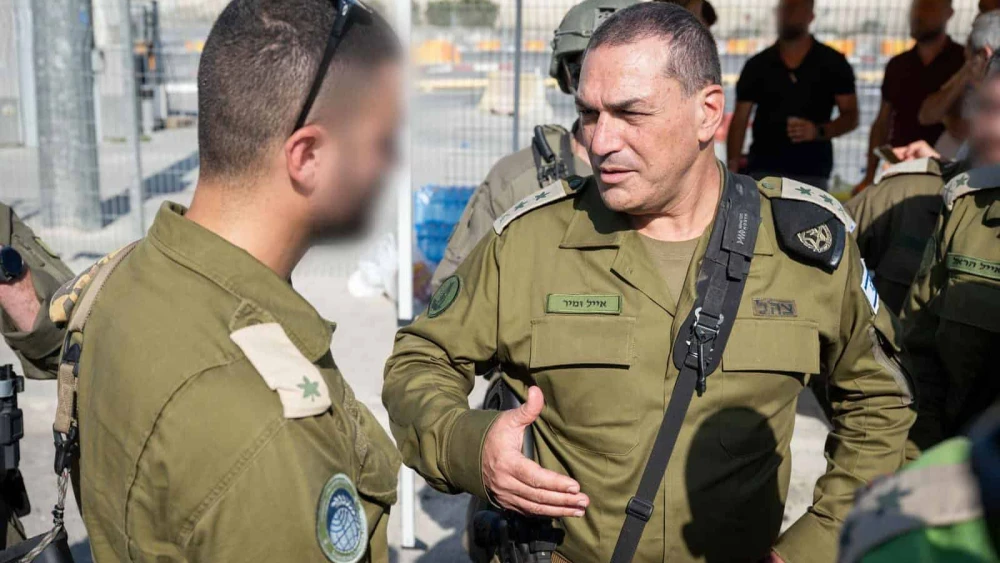 Eyal Zamir speaks with an IDF major at the Allenby Crossing with Jordan on Sept. 19, 2025. Photo credit: IDF Spokesperson's Unit.