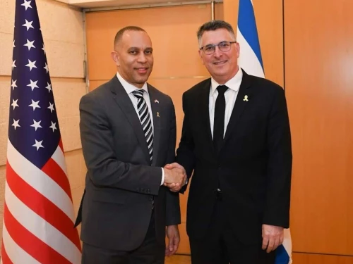 Israeli Foreign Minister Gideon Sa'ar, right, shakes hands with House Minority Leader Hakeem Jeffries (D-N.Y.) in Jerusalem on April 24, 2025. Source: X/@gidonsaar.