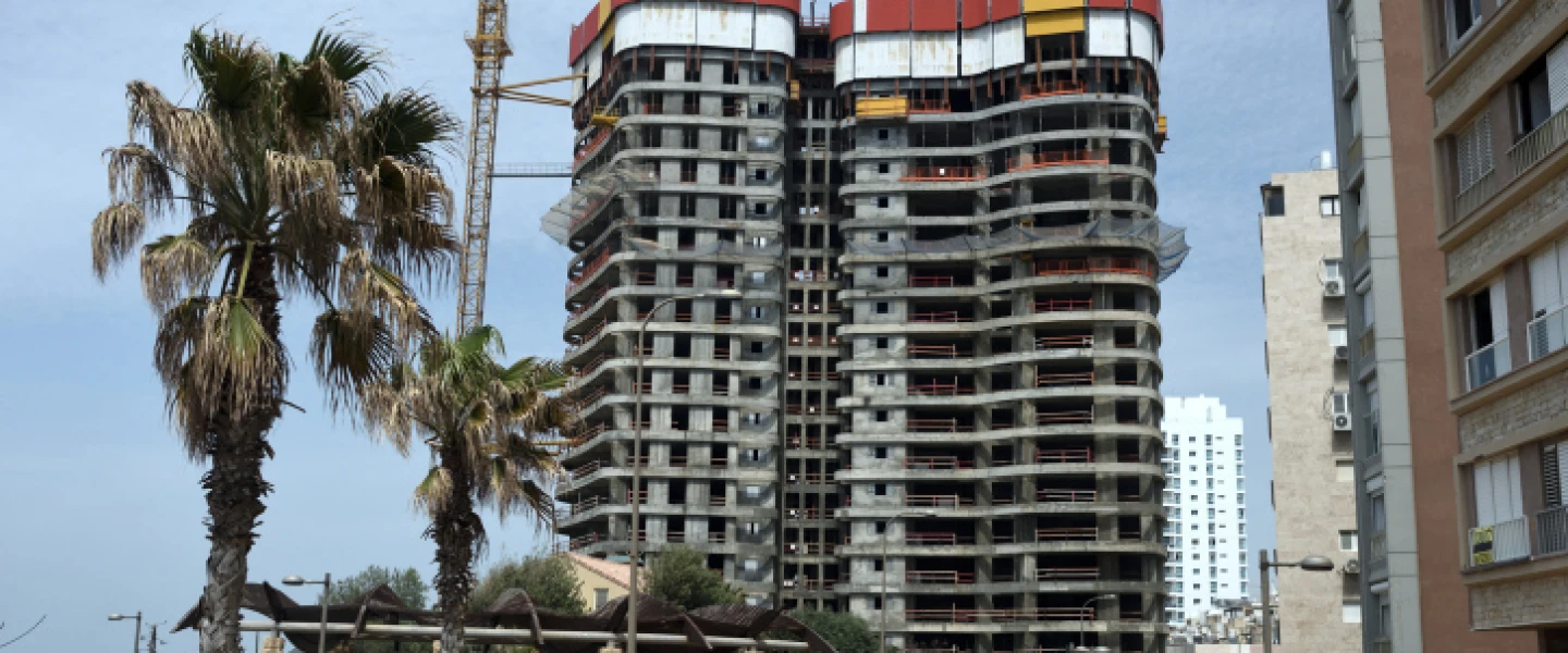 A construction site of new residential buildings in the costal city of Netanya on March 26, 2020. Photo by Gili Yaari/Flash90.