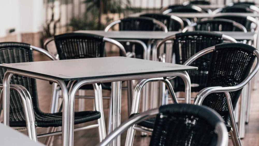 Empty tables at an outdoor restaurant. Credit: mariya_m/Pixabay.