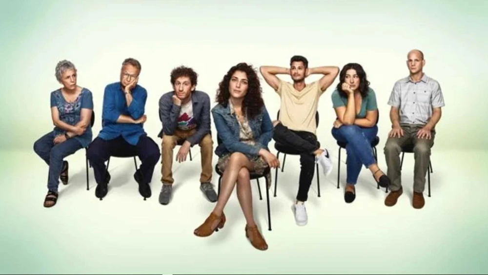 Shlomo Bar-Aba, Liora Rivlin, Ofer Hayoun, Roni Daloomi, Rotem Keinan, Elisha Banai, and Shani Klein in Six zeros (2023). Credit: Courtesy.