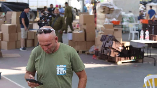Volunteers in Sderot prepare food packages for residents evacuating the city, Oct. 15, 2023. Photo by Eitan Elhadez-Barak/TPS.