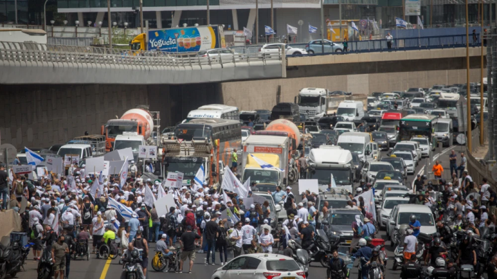 Israeli veterans and disabled soldiers protest outside the Defense Ministry in Tel Aviv, April 18, 2021. Photo by Miriam Alster/Flash90.