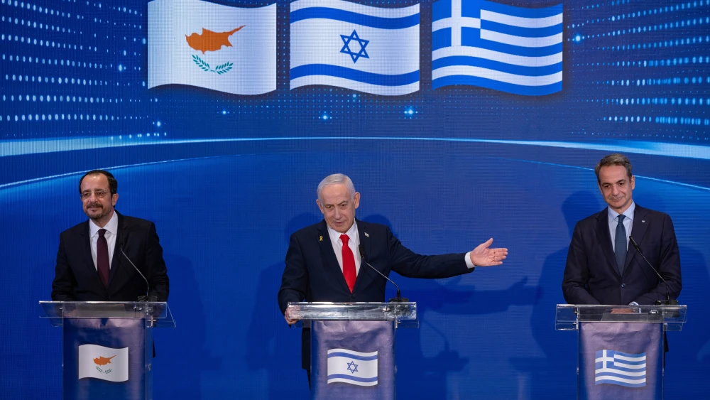 Cypriot President Nikos Christodoulides (left), Israeli Prime Minister Benjamin Netanyahu (middle), and Greek Prime Minister Kyriakos Mitsotakis hold a joint press conference after a trilateral meeting in Jerusalem on Dec. 22, 2025. Photo by Olivier Fitoussi/Pool.