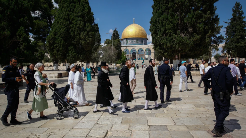 Israeli security forces escort a group of religious Jews as they visit the Temple Mount in Jerusalem's Old City on Yom Kippur, Sept. 19, 2018. Photo by Sliman Khader/Flash90.