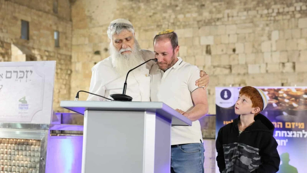Amichai Resler, the father of the late Sgt. Dvir Haim Resler, speaks at a memorial ceremony at the Western Wall in Jerusalem, Nov. 6, 2023. Photo by Western Wall Heritage Foundation.