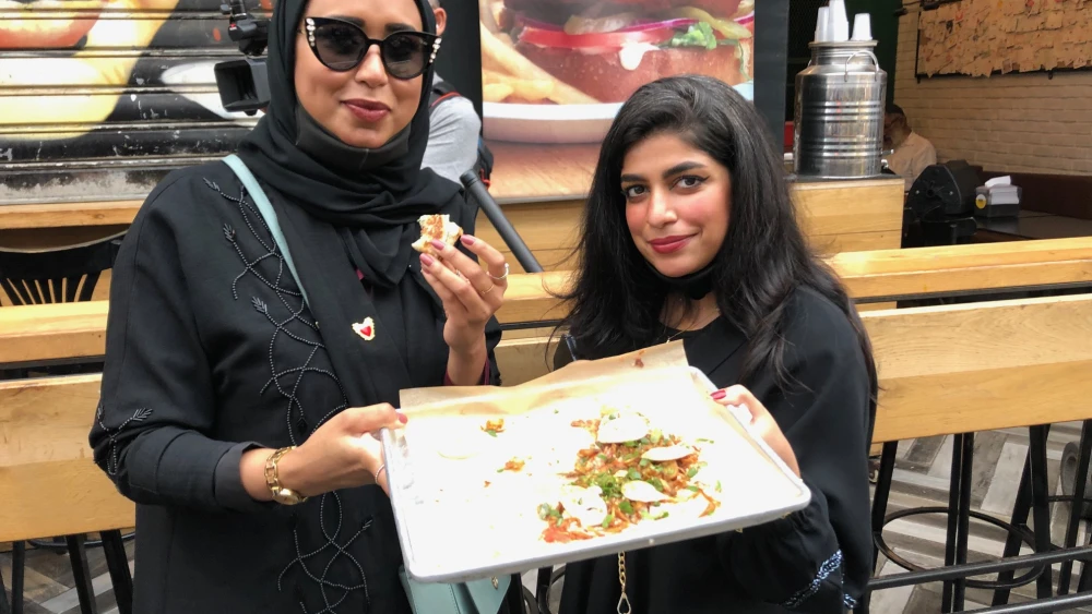 Bahrainis enjoy some food in Jerusalem, October 2021. Photo by Josh Hasten.