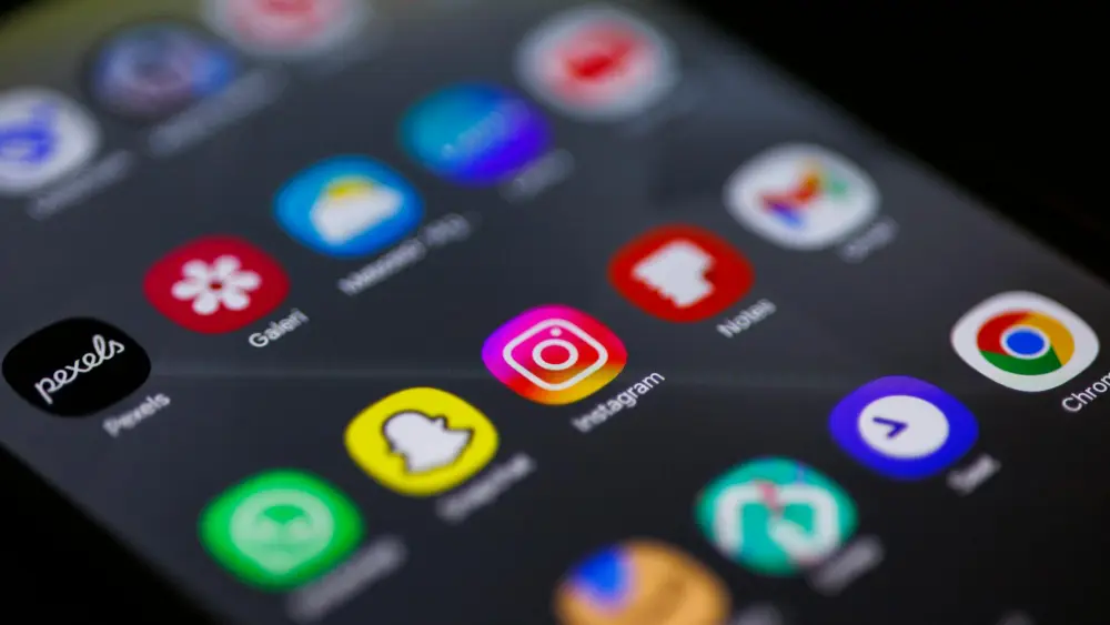 A series of apps on a cellphone screen. Credit: Abdulkadir Emiroğlu/Pexels.