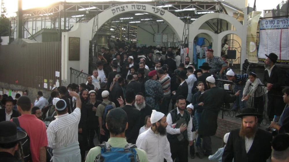 מתפללים מתאספים בכניסה לקברו של הרבי נחמן באומן.