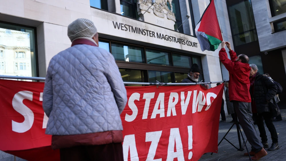 Demonstrators set up a banner as they protest outside Westminster Magistrates' Court in London, the U.K., on Oct. 27, 2025, where 28 alleged Palestine Action supporters are to appear in court. Photo by ADRIAN DENNIS/AFP via Getty Images.