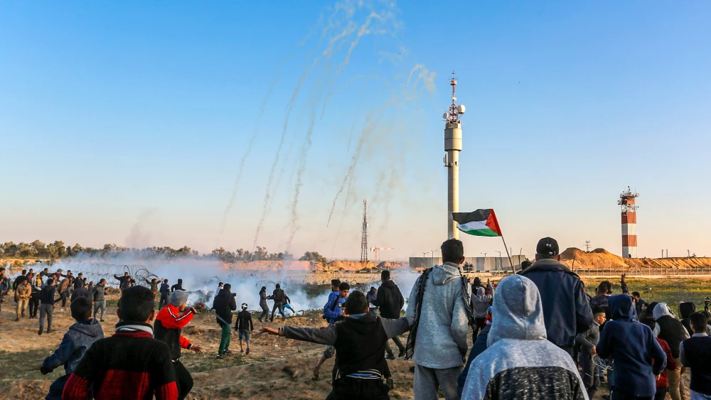 Palestinian protesters during clashes with Israeli forces along the border with Israel, east of Rafah in the southern Gaza Strip, on March 8, 2019. Credit: Abed Rahim Khatib/ Flash90