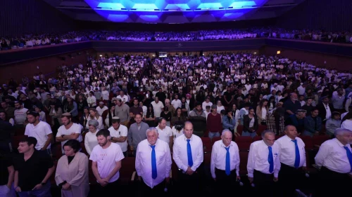 An audience of 3,100 stood for a filmed Declaration of Unity at the OneFamily Memorial Day for the Fallen Soldiers and Victims of Terrorism (Yom Hazikaron) event. Photo by Meir Pavlovsky/OneFamily.