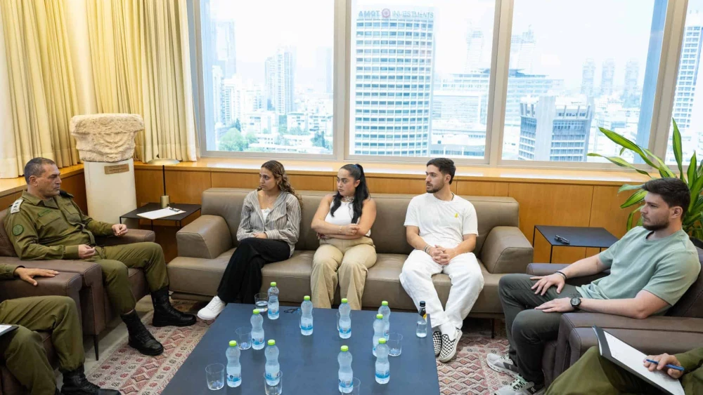 Israel Defense Forces chief Lt. Gen. Eyal Zamir meeting with, from left, former Hamas hostages Romi Gonen, Liri Albag, Omer Shem Tov and Sasha Trufanov, May 9, 2025. Credit: IDF.