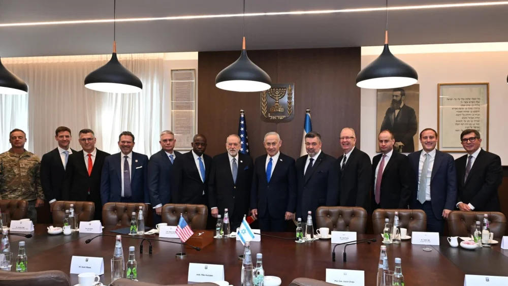 Israeli Prime Minister Benjamin Netanyahu and U.S. ambassador to Israel Mike Huckabee (middle) at a meeting in Jerusalem with senior U.S. administration legal advisers, on June 7, 2026. Credit: Chaim Tzach/GPO.