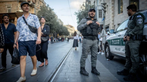 Israeli police officers guard on Jaffa Street in Jerusalem, during the Jewish holiday of Sukkot, October 13, 2022. Photo by Yonatan Sindel/Flash90.