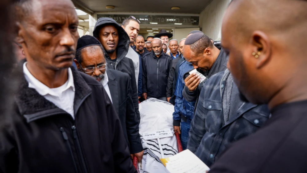 Mourners attend the funeral of Tadasa Tashume Ben Ma'ada, who died of wounds sustained in a bomb attack at the entrance to Jerusalem, at the Har HaMenuchot Cemetery in the Israeli capital, Nov. 27, 2022. Credit: Olivier Fitoussi/Flash90.