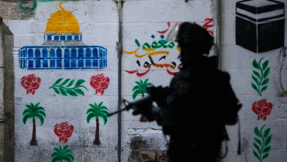 An Israeli Border Police officer on patrol in Jerusalem's Old City on Oct. 29, 2014. Photo by Yonatan Sindel/Flash90.