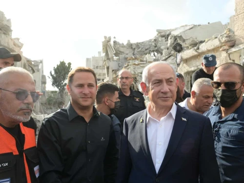 Israeli Prime Minister Benjamin Netanyahu visits the site of an Iranian missile strike in Rishon Letzion, June 23, 2025. Photo by Amos Ben-Gershom/GPO.