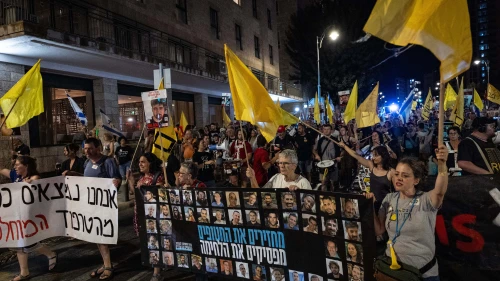 Protesters gather at the Prime Minister's residence in Jerusalem to call for the release of the hostages and an end to the war. Aug. 23, 2025. Photo by Yonatan Sindel/Flash90.