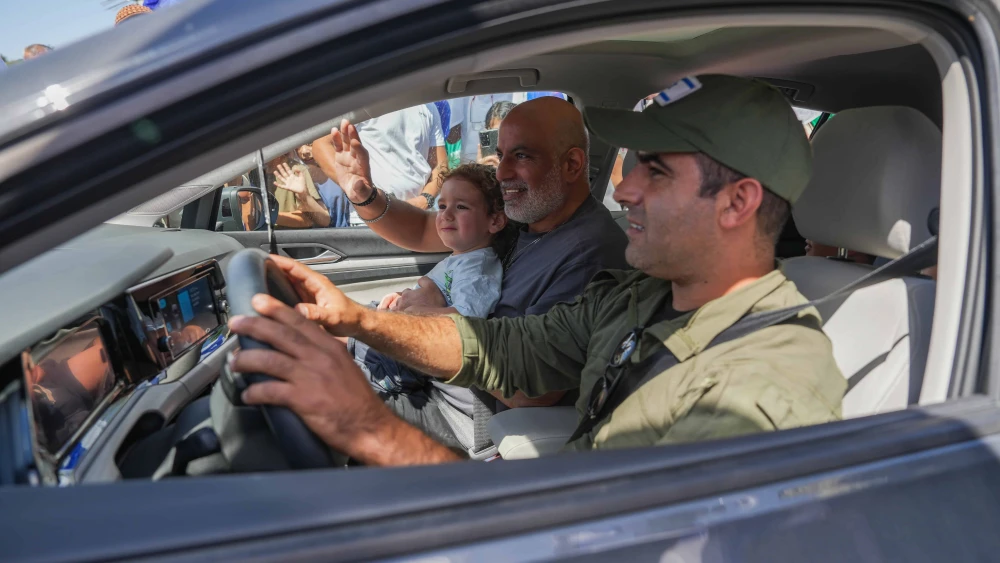 Freed hostage Shlomi Ziv returns to his home in Moshav Elkosh in northern Israel, June 25, 2024. Photo by Ayal Margolin/Flash90.