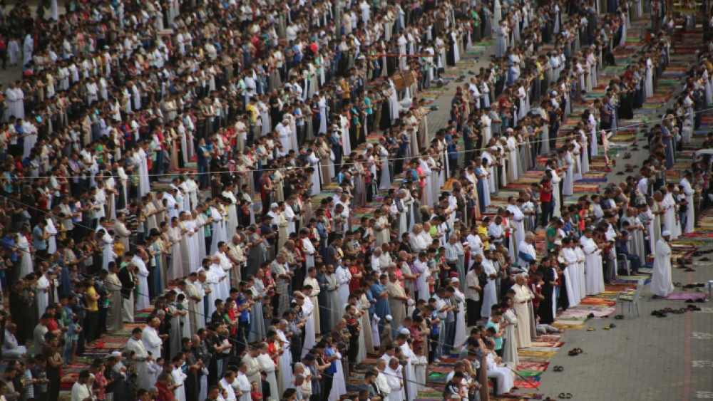 Palestinians perform perform morning prayers to celebrate Eid al-Fitr, marking the end of Ramadan, in the Gaza Strip on June 5, 2019. Photo by Hassan Jedi/Flash90.