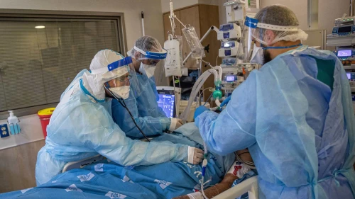 Medical staff at work at Hadassah Ein Kerem medical center in Jerusalem on Aug. 25, 2021. Photo: Yonatan Sindel/Flash90