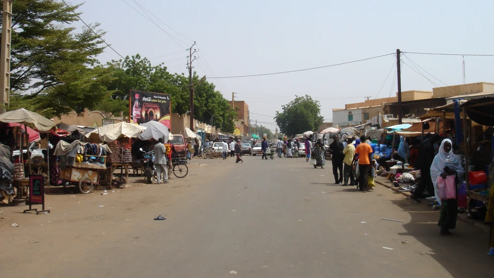 A road with street vendors in Niamey, Niger, Oct. 11, 2008. Credit: Lars Rosendahl Appelquist via Wikimedia Commons.