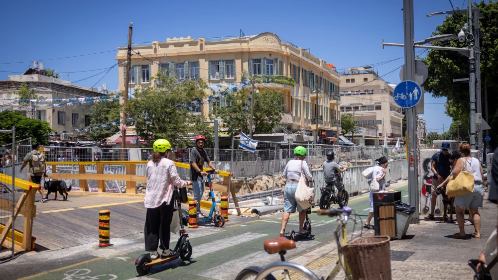 Construction of train tracks for the Tel Aviv Light Rail, on Allenby street in Tel Aviv. June 14, 2026. Photo by Miriam Alster/Flash90.