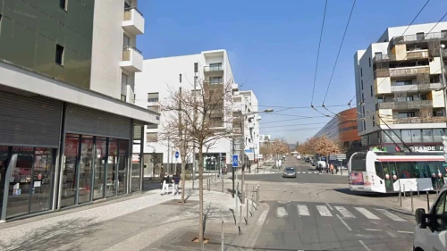A tram turns on Plateau Avenue in Lyon, France, in March 2022. Credit: Google Maps.