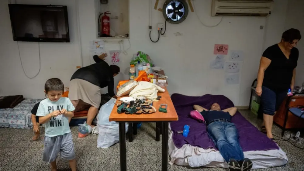 Israelis inside a public bomb shelter in the Southern city of Ashkelon, Oct. 24, 2023. Photo by Yonatan Sindel/Flash90.