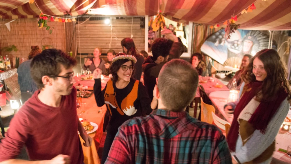 Israelis and Americans enjoy a Thanksgiving dinner together in Tel Aviv on Nov. 29, 2014. Photo by Danielle Shitrit/Flash90.